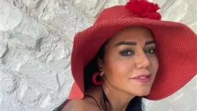 رانيا يوسف تخطف الأنظار بإطلالة صيفية أنيقة من متحف دالي في إسبانيا