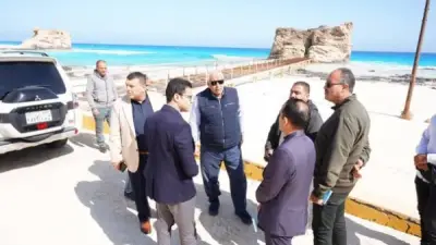 محافظ مطروح يتفقد مزار حمام كليوباترا وكورنيش الأبيض استعدادا للموسم الصيفي