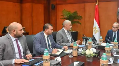 وزير الاستثمار يبحث مع 