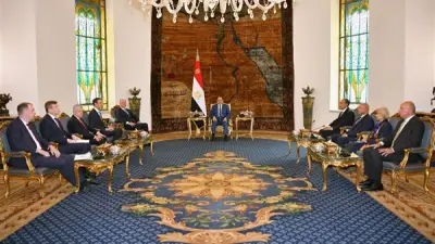 السيسي يستقبل مساعد بوتين ويشارك في تشييع والد مدبولي