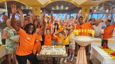 بالملابس البرتقالية.. آلاف السياح يحتفلون بالعيد الوطني لهولندا على شواطئ مرسى علم