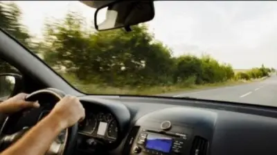 عادات خاطئة أثناء قيادة السيارات: احذرها لحماية حياتك وسيارتك
