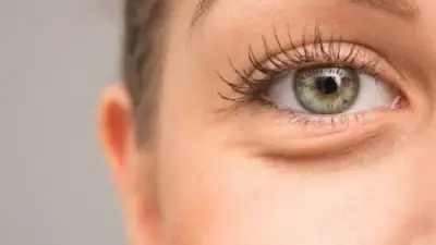 وصفات طبيعية لتفتيح منطقة العين: من شرائح الخيار لماء الورد