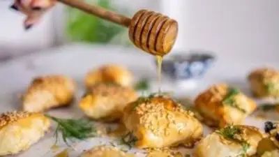 طريقة عمل فطائر بالجبن والسمسم والعسل الهشة للأطفال