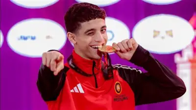 عبد الله حسونة يخطف الأنظار بحركة الخداع الذهبي في المصارعة الأفريقية