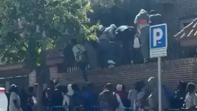 فوضى في إسبانيا بعد اقتحام مهاجرين سفارة جامبيا بمدريد