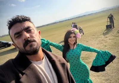 أحمد العوضي ودليلة قريبة يجتمعان في الكواليس بصور جديدة