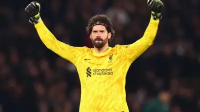 فان دايك يلمح لرحيل أليسون بيكر عن ليفربول ويؤكد قدرة الفريق على التكيف