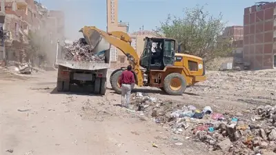 استمرار حملة رفع القمامة بقرية الحجاز بالإسماعيلية لتحسين النظافة