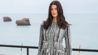 تارا عماد تخطف الأنظار بإطلالة ساحرة في عرض شانيل