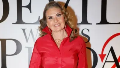 يسرا تخطف الأنظار بفستان أحمر أنيق في أحدث ظهور لها