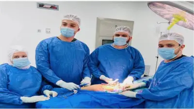 نجاح جراحة نادرة لإنقاذ شاب من فقدان ساقه خلف الركبة بمستشفى بيلا المركزي