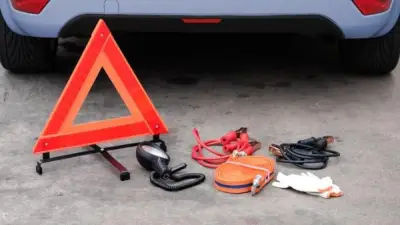 المعدات الأساسية في السيارة لحالات الطوارئ: ضرورية لسلامتك