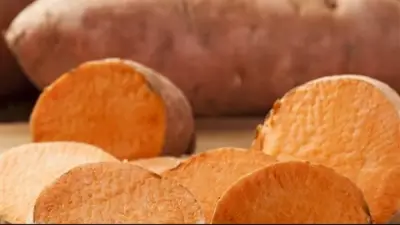 البطاطا الحلوة المشوية أم المسلوقة: أيهما أفضل للصحة؟ أخصائي تغذية يجيب