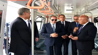السيسي يتفقد عربة مترو بنيرك ويصطحب العمال في صورة تذكارية