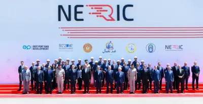 صورة تذكارية للرئيس السيسي مع عمال مصر في عيدهم