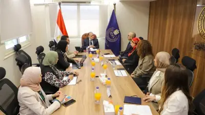 رئيس هيئة الدواء يبحث تعزيز الاستثمار وتوطين الصناعة الدوائية في مصر