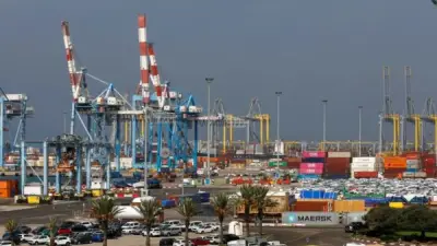 البحرية الإسرائيلية تبدأ السيطرة على سفن أسطول الصمود المتجه لغزة