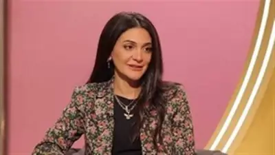 ليلى الفاروق تنتقد تصوير عزاء والدها وتطالب باحترام حرمة الموت