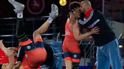 كرم جابر يحتفل بذهبية إفريقيا لابن شقيقه في المصارعة