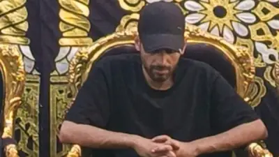 لحظة انهيار حمدي الميرغني في عزاء والده بالسويس