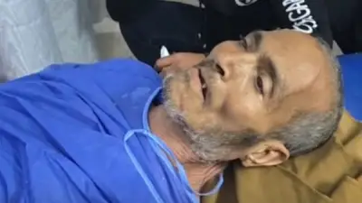 رحلة الألم الأخيرة لعم طارق بعد تركه ابنه.. شاب ينقذه