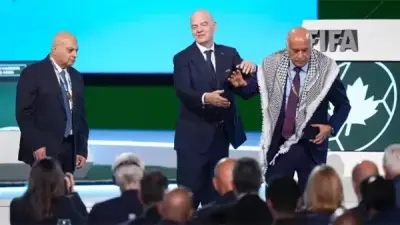 الرجوب يرفض مصافحة نظيره الإسرائيلي ويغادر مؤتمر الفيفا