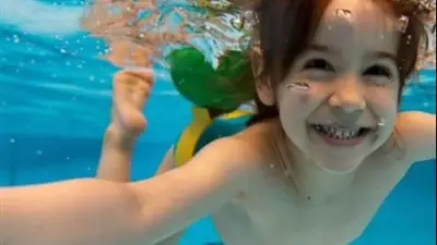 كيف تحمي شعر طفلك من مياه حمام السباحة؟ خطوات بسيطة وفعالة