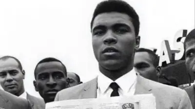 عمرو مرموش ينشر صورة لمحمد علي كلاي مع تعليق 