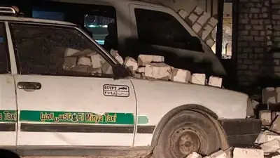 عاصفة ترابية في المنيا تتسبب في سقوط جدار على سيارتين وتحطمهما بالكامل