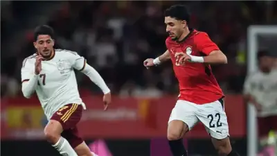 عمر مرموش يرد على الهتافات العنصرية لجماهير إسبانيا بصورة رمزية لمحمد علي كلاي