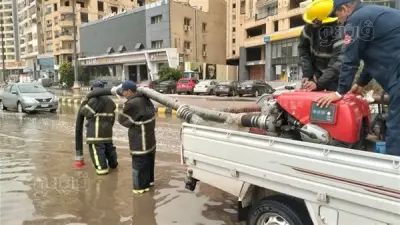 سيارات الإطفاء في بني سويف تنفذ عمليات شفط مياه الأمطار من الشوارع لمواجهة التقلبات الجوية