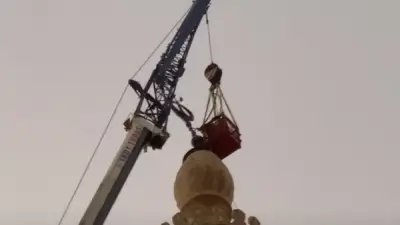 إزالة هلال مأذنة مسجد البحر بدمياط بعد ميله بسبب سوء الأحوال الجوية