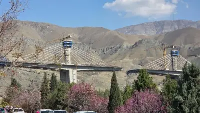 خبير استراتيجي يكشف: الجسر الإيراني المستهدف تحت الإنشاء ولا يؤثر على طهران