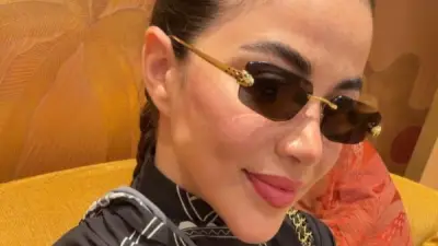 يارا السكري تخطف الأنظار بإطلالة أنيقة وتكشف حقيقة علاقتها بأحمد العوضي