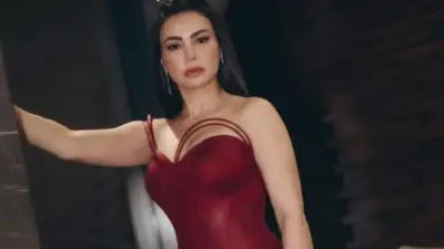 دينا فؤاد تسحر متابعيها بإطلالة حمراء جريئة عبر إنستجرام