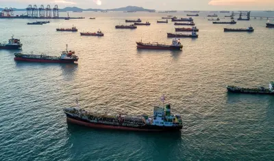 عاجل: السماح لسفن السلع الأساسية المتجهة لموانئ إيران وبحر عمان بالمرور عبر مضيق هرمز