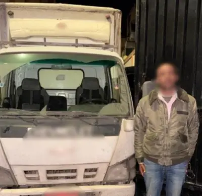 القبض على سائق نقل بعد اصطدامه بسيارة سيدة وتوقيفها أسفل عقار في البحيرة