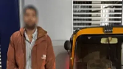 مشادة على أجرة التوكتوك تنتهي بتحطيم هاتف طالبة في سوهاج