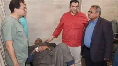 سكرتير مساعد محافظة سوهاج يتفقد مصابي حادث انقلاب ميكروباص جرجا بالمستشفى الجامعي