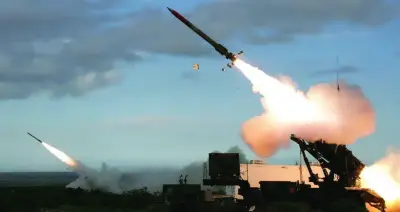 انفجارات عنيفة تهز أجواء القدس بعد إطلاق صواريخ إيرانية تستهدف إسرائيل