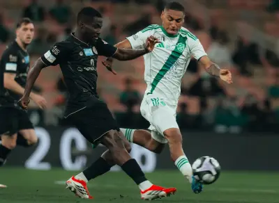 الأهلي يتخطى ضمك بثلاثية ويواصل مطاردة الصدارة في الدوري السعودي