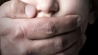 تفاصيل صادمة في واقعة تصوير طفل المرج عاريًا ومطالبات بتسريع العدالة