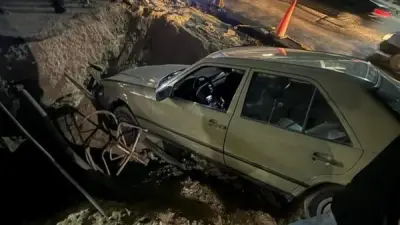 نيابة المقطم تعاين حادث سقوط سيارة في حفرة عميقة وإصابة السائق بجروح بالغة