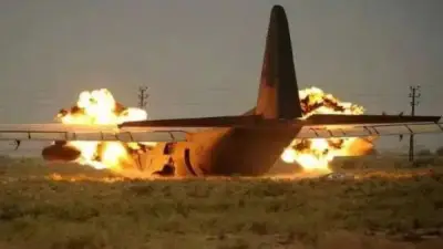 إيران تكشف عن بقايا طائرة نقل عسكرية أمريكية دمرها الجيش الأمريكي لمنع وقوعها في أيدي القوات الإيرانية