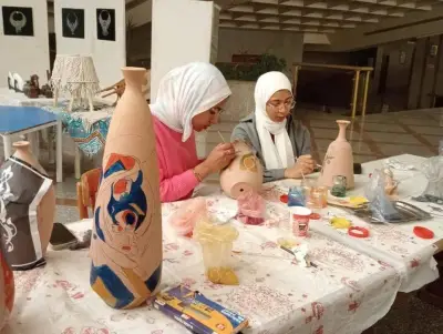ورش حرفية بالإسماعيلية: الشباب يبدعون في الرسم بالتمبرا على الفخار