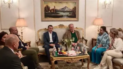 محافظ أسوان يستقبل الملك أحمد فؤاد الثاني في مطار أسوان الدولي خلال زيارة تاريخية