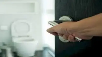 هل إغلاق باب الحمام يمنع دخول الجن إلى غرفة النوم؟ حقائق دينية واجتماعية