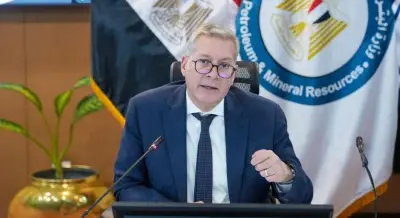 وزير البترول يستقبل جثمان الشهيد حسام خليفة بمطار القاهرة ويشارك في تشييع الجنازة