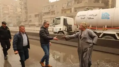 محافظ الجيزة يلتقي عمال النظافة في الشارع ويطمئن على أوضاعهم خلال جولة ميدانية
